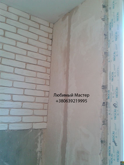 Стена из гипсовой плитки ввиде кирпича